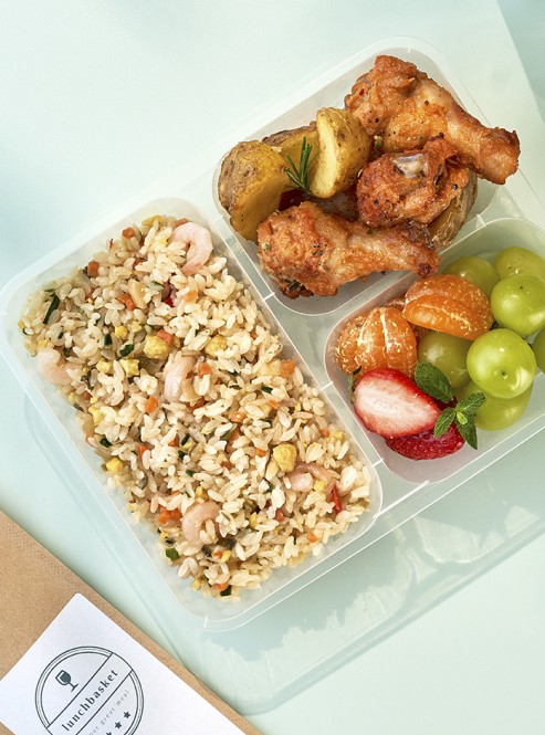새우볶음밥 & 치킨봉 & 과일 도시락
